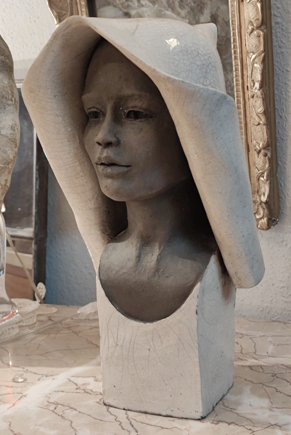 Grande busto femminile in ceramica crepata suora/sorella buona firmato Stenne.