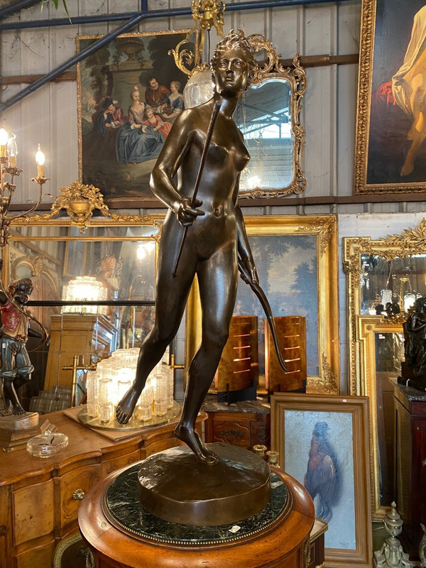 Großes weibliches Bronzesujet aus dem 19. Jahrhundert "Diane Chasseresse" signiert Houdon, F. Barbedienne fondeur