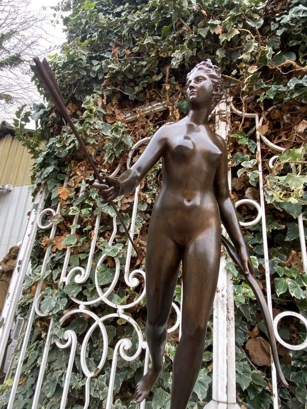 Großes weibliches Bronzesujet aus dem 19. Jahrhundert "Diane Chasseresse" signiert Houdon, F. Barbedienne fondeur