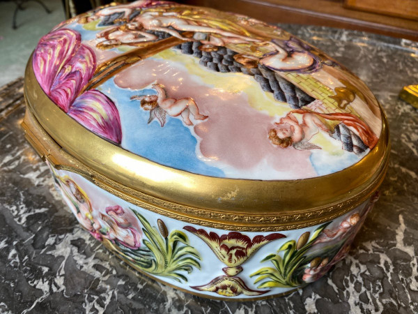 Grande boite / Coffret Ovale En Porcelaine Italienne De Capodimonte XIXème, Scène De Personnages