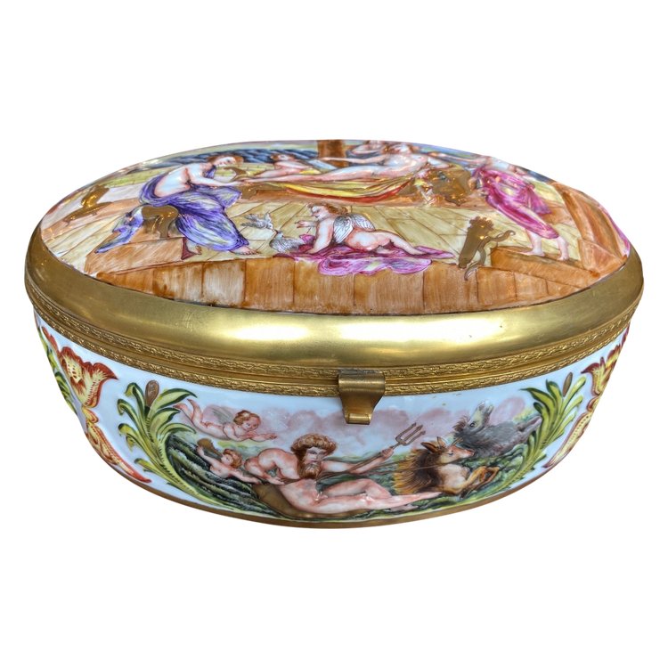 Grande boite / Coffret Ovale En Porcelaine Italienne De Capodimonte XIXème, Scène De Personnages