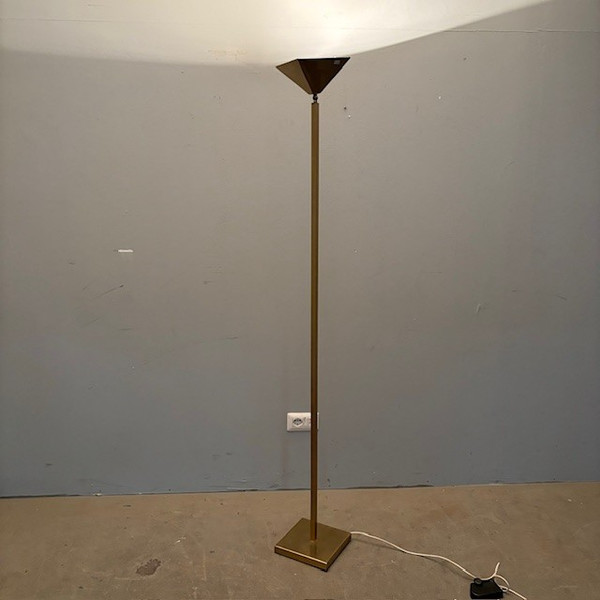 Lampe en laiton chromé doré. Millésime des années 70. Conception de lumière réglable unique. Taille h 180. 