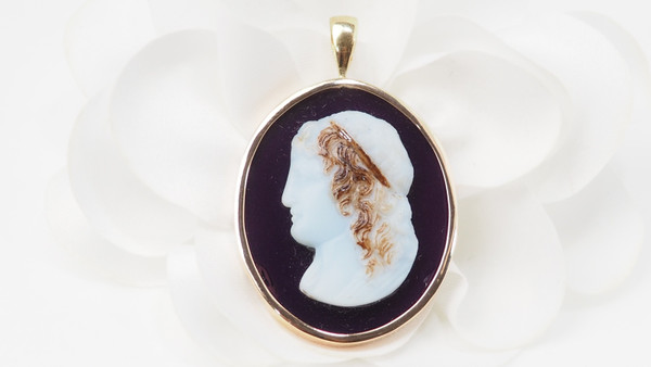 Cameo pendant on agate