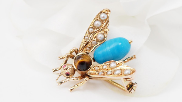 Broche mouche  en or jaune turquoise, oeil de tigre et perles fines