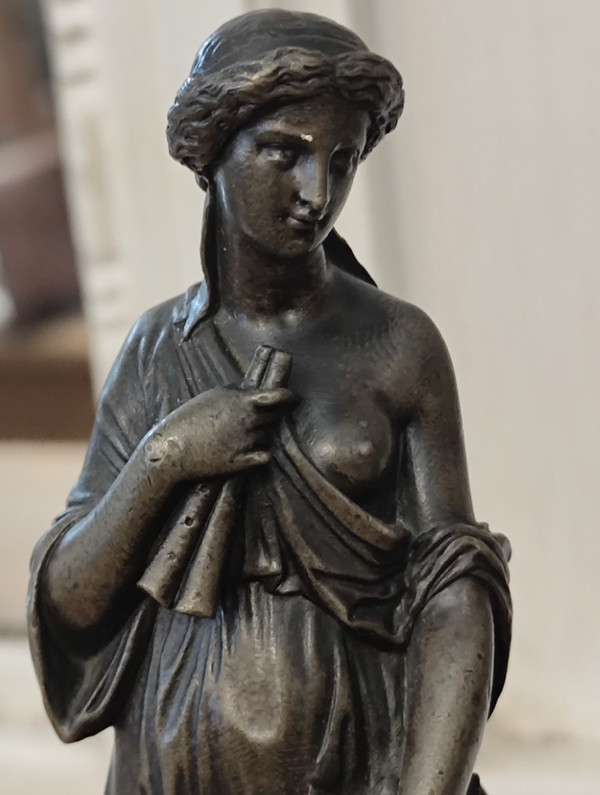 Paar Bronzestatuen, die Frauen in der Antike darstellen  