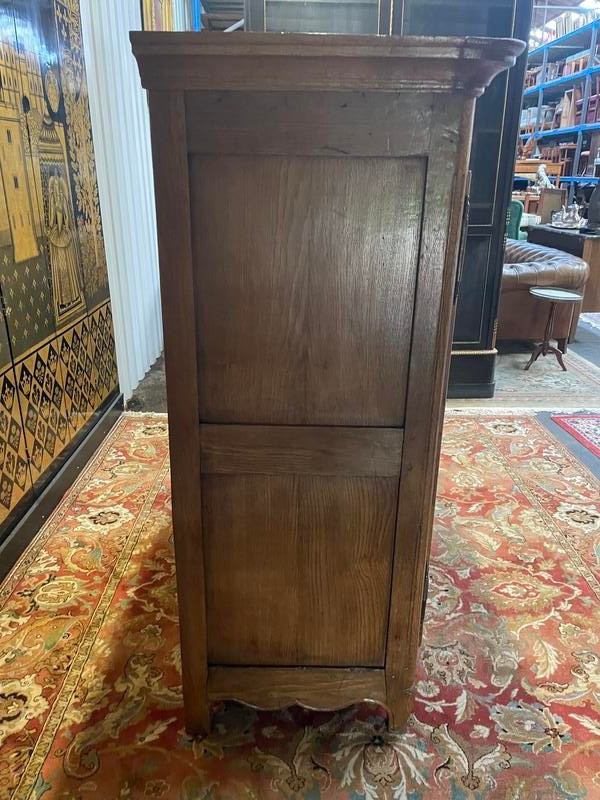 Armoire bassette époque Louis XV en chêne massif 