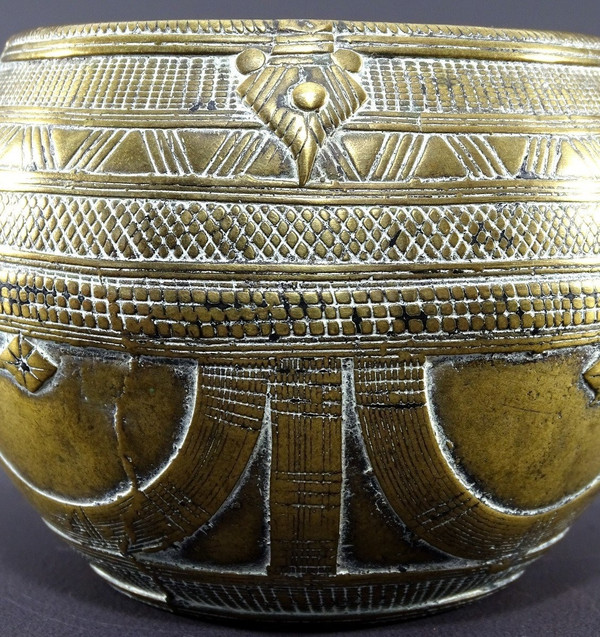 Inde, Début Du XXème Siècle, Art Tribal Dokhra, Bol En Laiton Motifs Géométrique, Mesure à Riz.