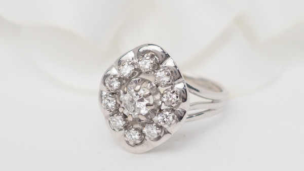 Surrounding ring in white gold and diamonds