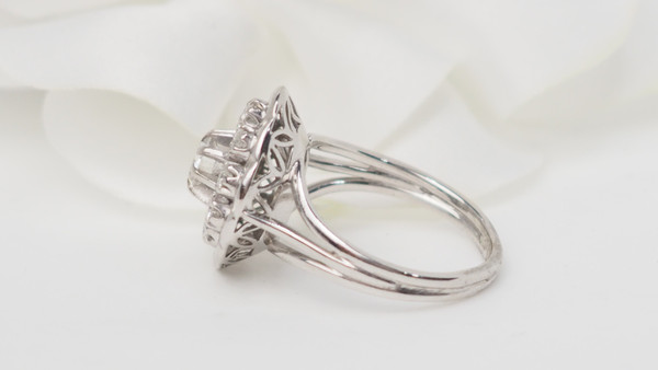 Surrounding ring in white gold and diamonds