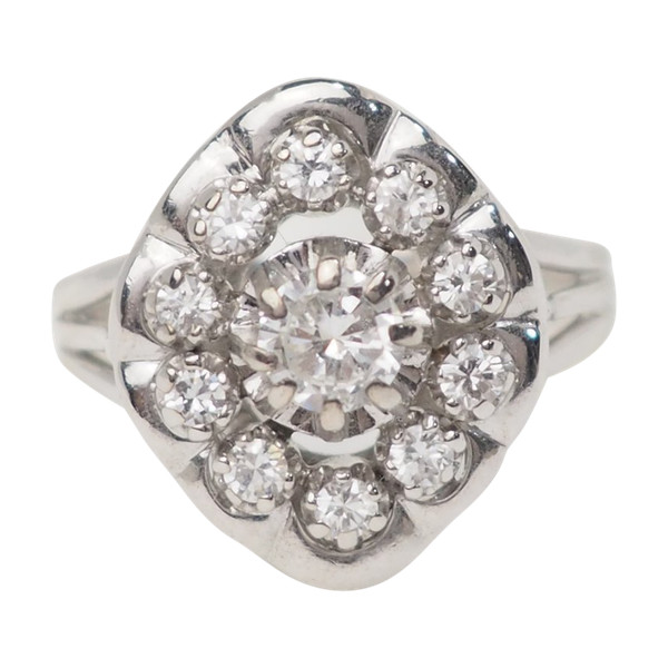 Surrounding ring in white gold and diamonds