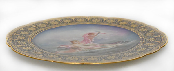 Teller aus Sevres-Porzellan mit einer mythologischen Szene, die Venus darstellt.