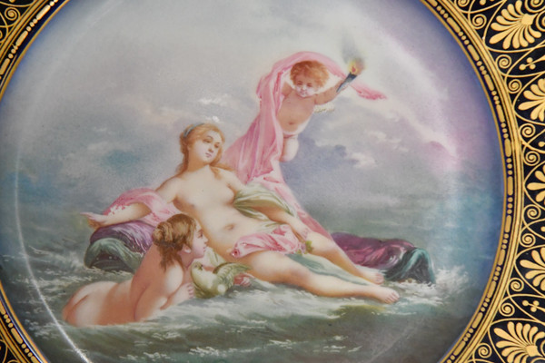 Teller aus Sevres-Porzellan mit einer mythologischen Szene, die Venus darstellt.