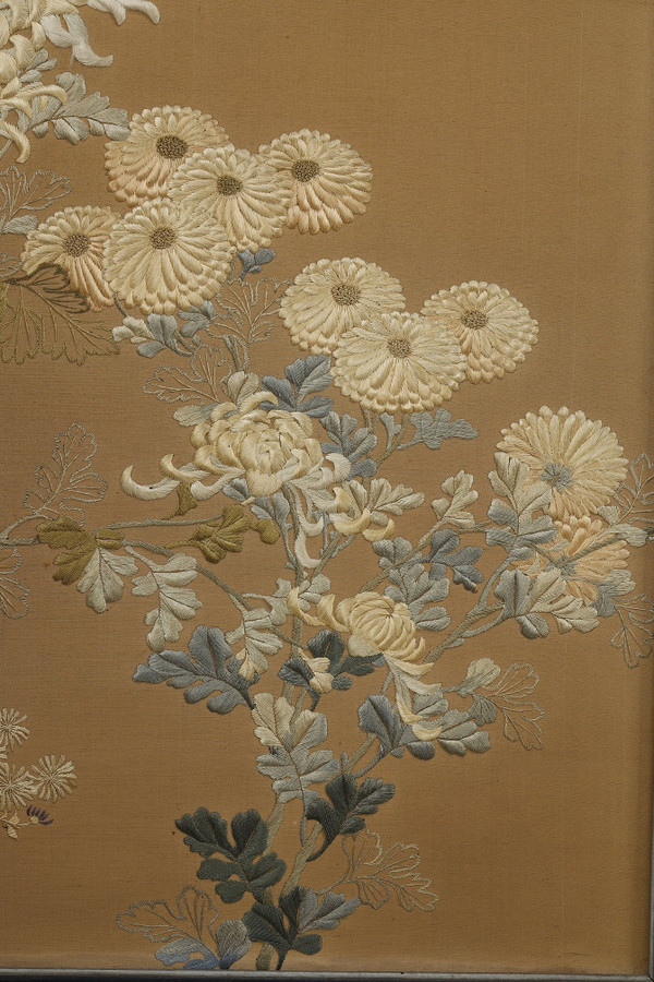 Très beau Paravent aux chrysanthèmes avec les armoiries du clan Honda. Japon Meiji