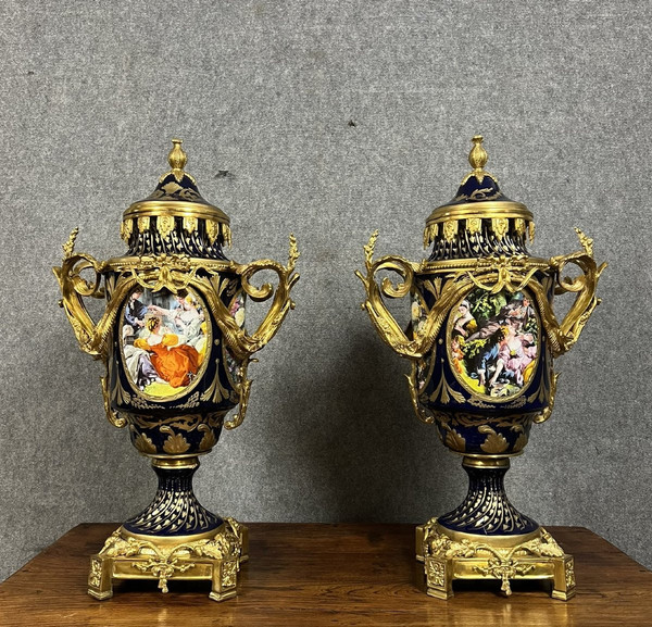 paire de vases en porcelaine bleu de Sèvres et monture en bronze doré circa milieu XXeme