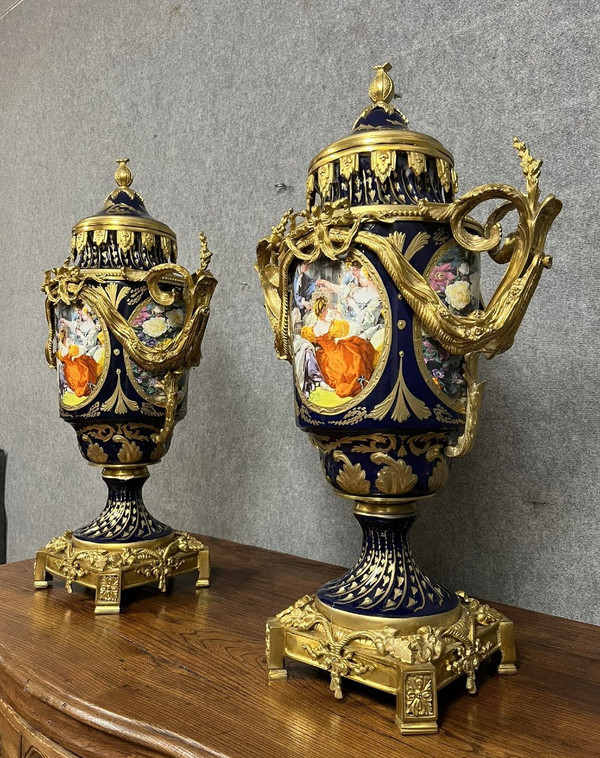 paire de vases en porcelaine bleu de Sèvres et monture en bronze doré circa milieu XXeme