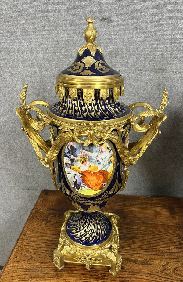 paire de vases en porcelaine bleu de Sèvres et monture en bronze doré circa milieu XXeme