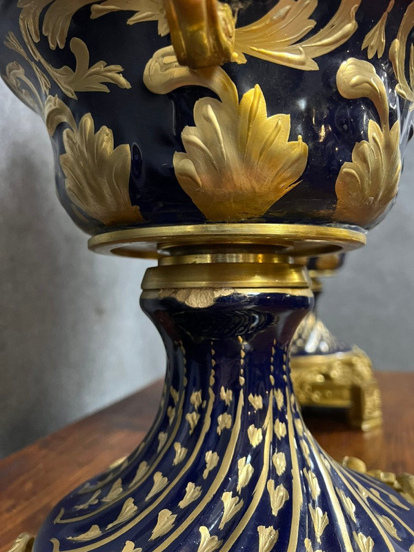 paire de vases en porcelaine bleu de Sèvres et monture en bronze doré circa milieu XXeme