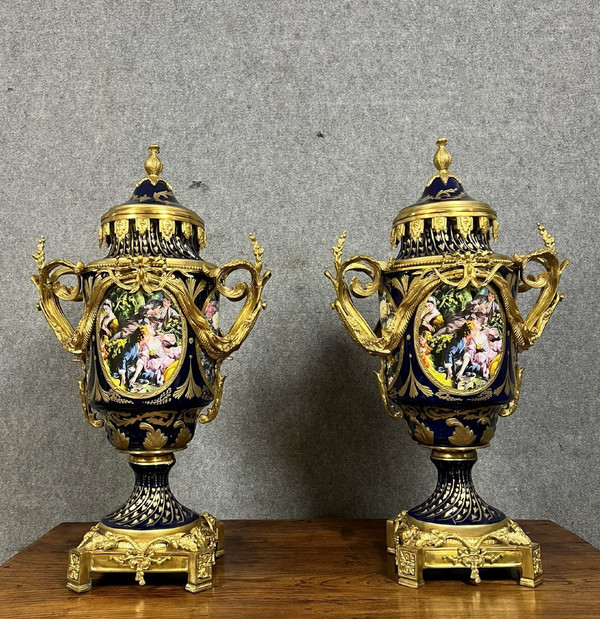 paire de vases en porcelaine bleu de Sèvres et monture en bronze doré circa milieu XXeme