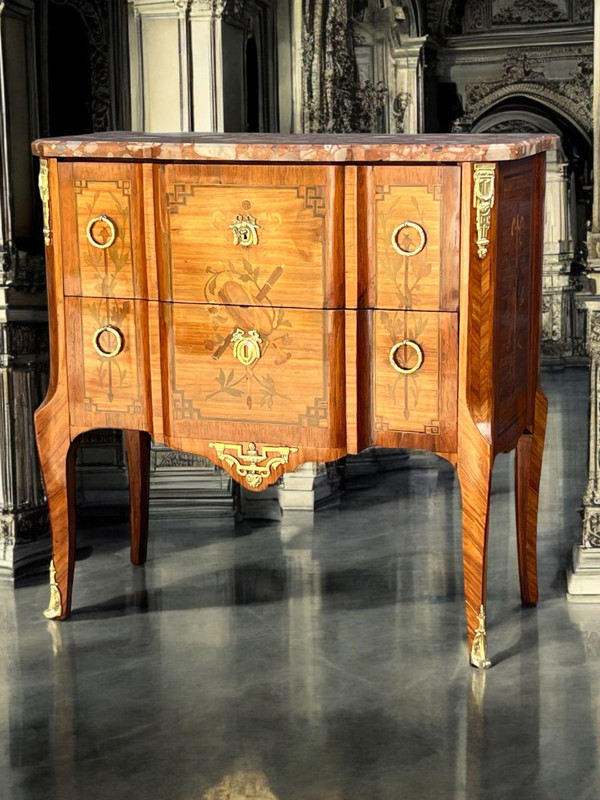 COMMODE TRANSITION DU XIXe EN MARQUÈTERIE A DÉCOR D'INSTRUMENTS DE MUSIQUE