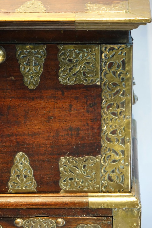 Chest and its base in teak, Holland, 17th century.