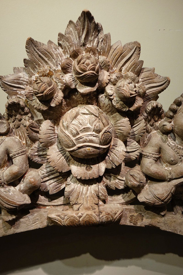 Arche en bois sculpté à deux anges musiciens, Inde , 19e S.