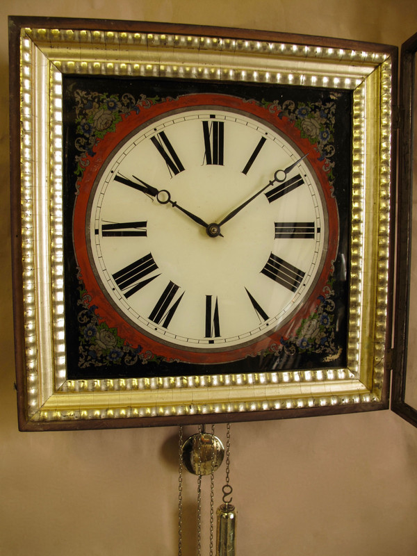  Un orologio da parete originale molto decorativo con quadrante in vetro verniciato al rovescio (Verre Eglomise) della