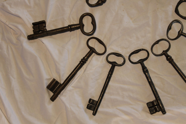 Collection of 11 large wrought iron keys from the 17th and 18th centuries in very good condition