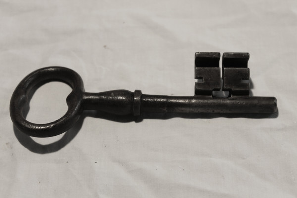 Collection of 11 large wrought iron keys from the 17th and 18th centuries in very good condition