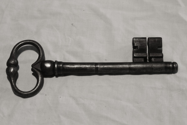 Collection of 11 large wrought iron keys from the 17th and 18th centuries in very good condition