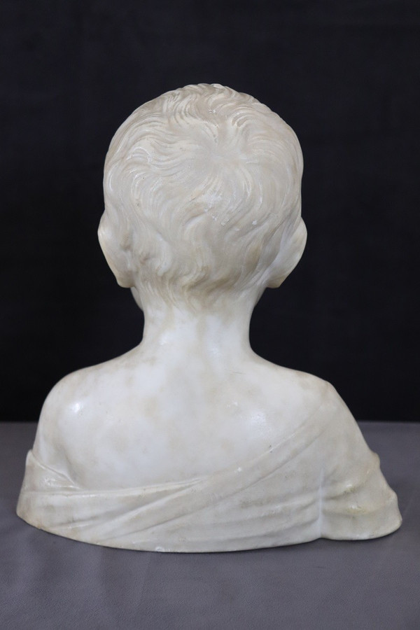 Carrara marble sculpture