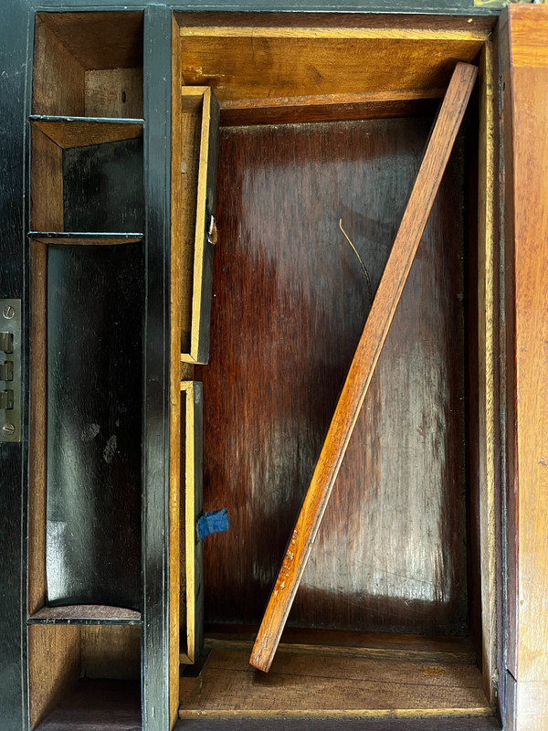 Marine writing desk, in solid mahogany with brass reinforcements, and two secret drawers.