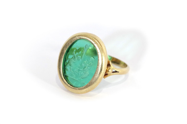 Antique green intaglio ring in 18k gold, victorian ring, green intaglio, glass, antique jewel