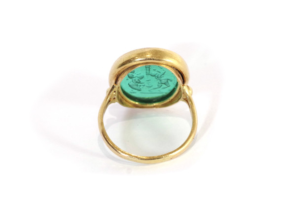 Antique green intaglio ring in 18k gold, victorian ring, green intaglio, glass, antique jewel