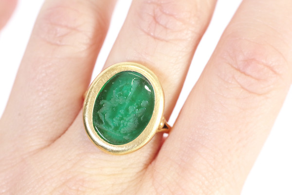 Antique green intaglio ring in 18k gold, victorian ring, green intaglio, glass, antique jewel