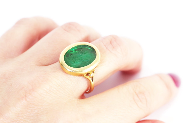 Antique green intaglio ring in 18k gold, victorian ring, green intaglio, glass, antique jewel