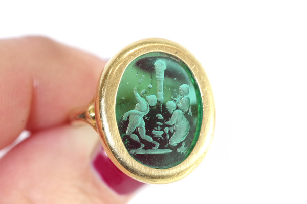 Antique green intaglio ring in 18k gold, victorian ring, green intaglio, glass, antique jewel