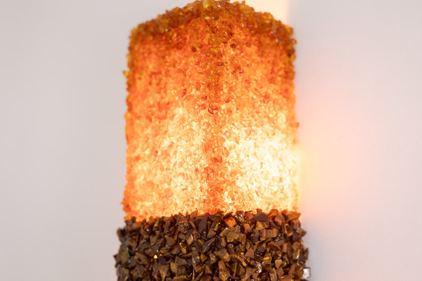 Pair of "Honey" wall lights in amber and tiger's eye. Contemporary. LS60042086G