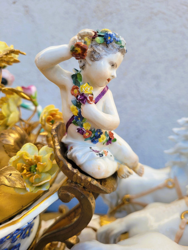 Gusto Meissen, Putto che guida un carro di fiori, XIX secolo