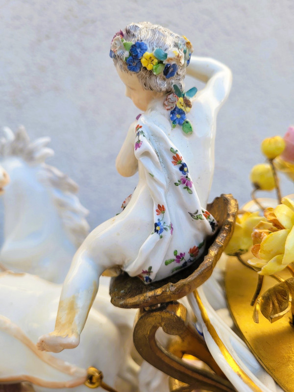 Gusto Meissen, Putto che guida un carro di fiori, XIX secolo