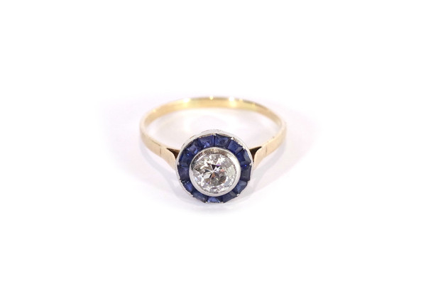 Art Deco solitaire and sapphire ring in 18k gold and platinum, target ring, round ring