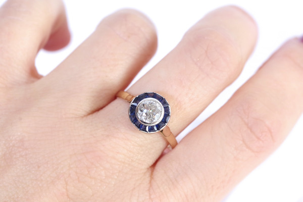 Art Deco solitaire and sapphire ring in 18k gold and platinum, target ring, round ring