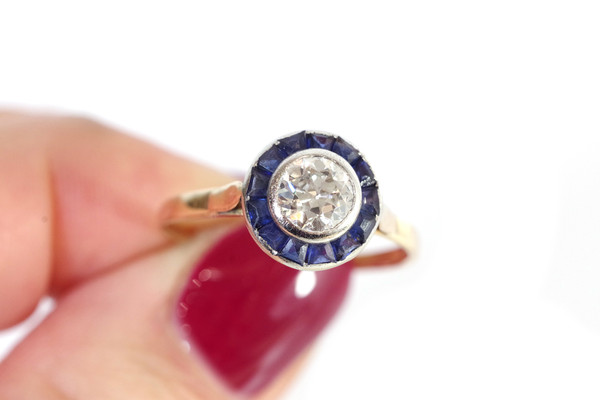 Art Deco solitaire and sapphire ring in 18k gold and platinum, target ring, round ring