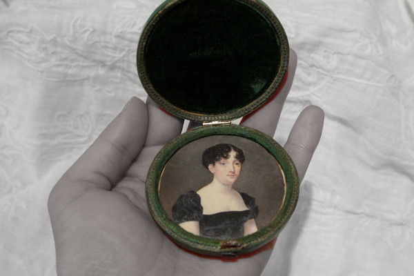 Painted miniature portrait of a woman in her shagreen case circa 1800