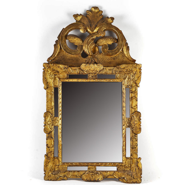 Miroir à fronton en bois sculpté et doré d’époque Régence vers 1715-1723