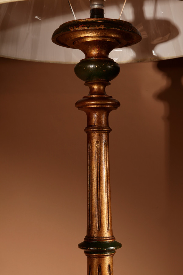 Une paire de lampadaires en bois doré tourné et sculpté de style Renaissance italienne très décorati