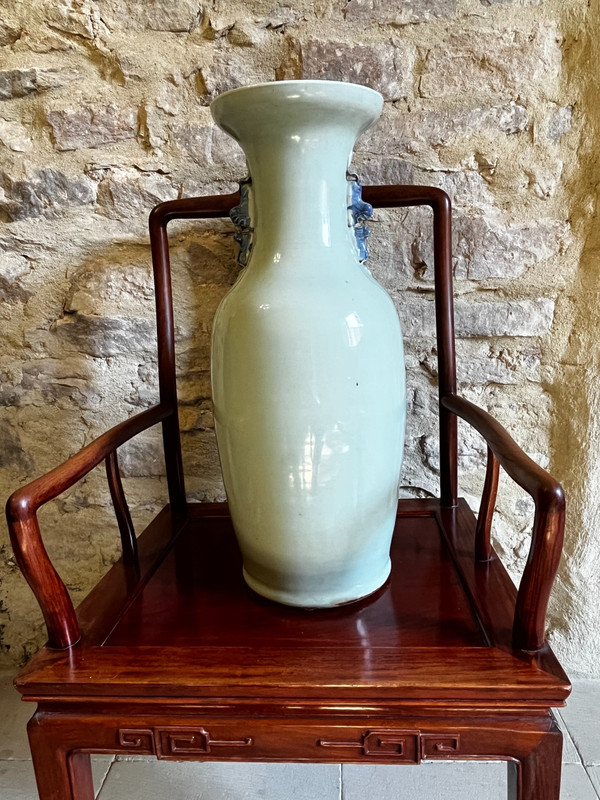 Chinesische Vase aus dem 19. Jahrhundert, blau auf einem Seladon-Hintergrund