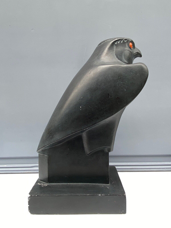 Moulage en plâtre 1950 Faucon Horus géométrique patine noire