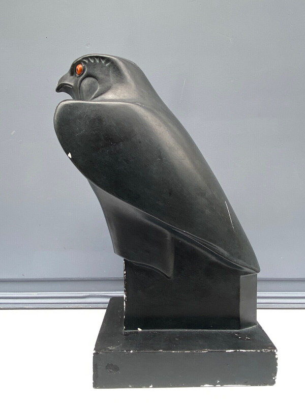 Moulage en plâtre 1950 Faucon Horus géométrique patine noire