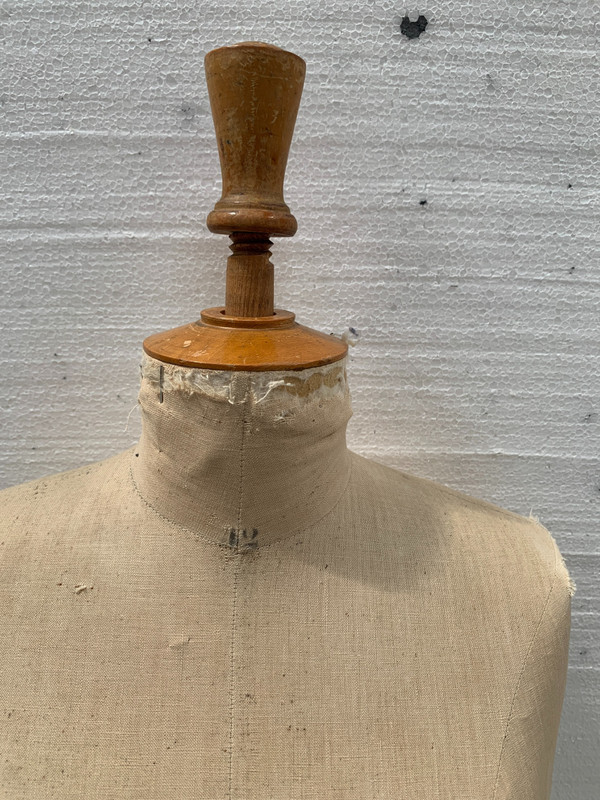 Ancien mannequin de couture sur un pied tripode XX siècle