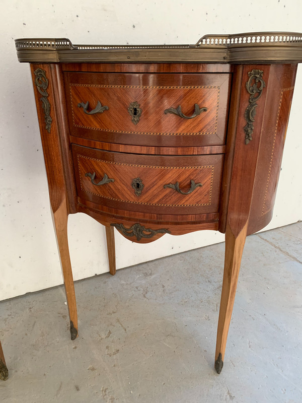 Paire de petites commodes en rognon de style Louis XV / XX siècle